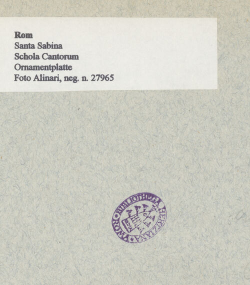 Rückseite von Alinari [https://rightsstatements.org/page/CNE/1.0/] Schola Cantorum - Ornamentplatte, bh009998_recto. Foto.