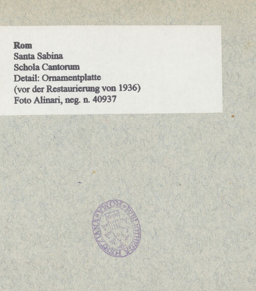 Rückseite von Alinari [https://rightsstatements.org/page/CNE/1.0/] Schola Cantorum - Ornamentplatte (vor der Restaurierung von 1936), bh009999_recto. Foto.