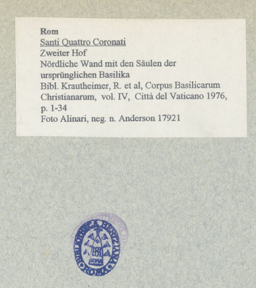 Rückseite von Alinari [https://www.deutsche-digitale-bibliothek.de/content/lizenzen/rv-fz/] Santi Quattro CoronatiÄußeresZweiter Hof - Nördliche Wand mit den Säulen der ursprünglichen Basilika, bh014817_recto. Foto.