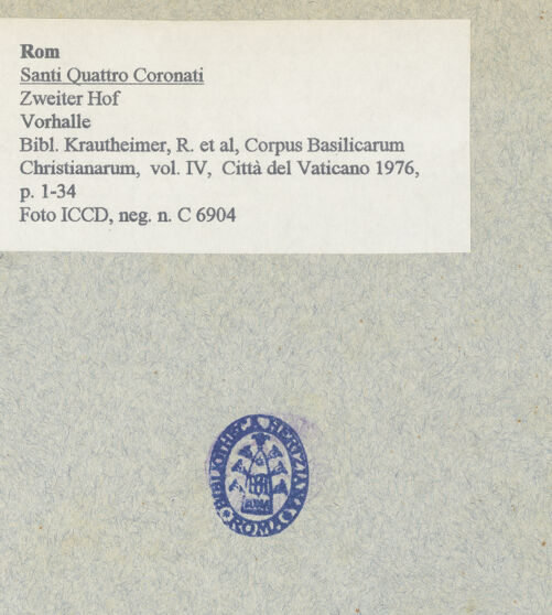 Rückseite von ICCD [https://www.deutsche-digitale-bibliothek.de/content/lizenzen/rv-fz/] Santi Quattro CoronatiÄußeresZweiter Hof - Vorhalle, bh014819_recto. Foto.