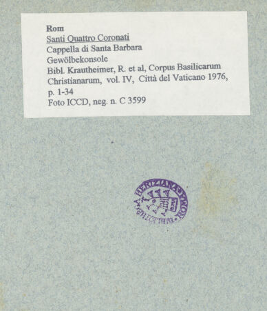 Rückseite von ICCD (Luce) [https://www.deutsche-digitale-bibliothek.de/content/lizenzen/rv-fz/] Santi Quattro CoronatiInneresCappella di Santa Barbara - Gewölbekonsole, bh014846_recto. Foto.