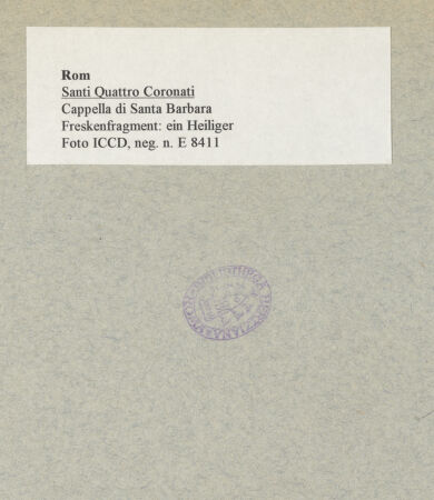 Rückseite von ICCD (Luce) [https://www.deutsche-digitale-bibliothek.de/content/lizenzen/rv-ez/] Santi Quattro CoronatiInneresCappella di Santa Barbara - Südwand, Freskenfragment in der Nische : ein Heiliger, bh014847_recto. Foto.