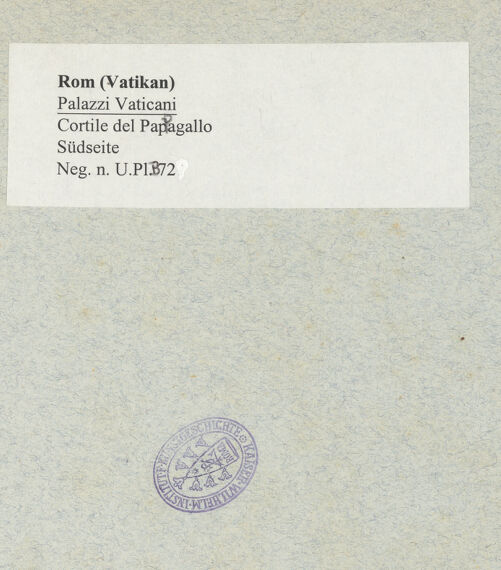 Rückseite von Bibliotheca Hertziana [https://www.deutsche-digitale-bibliothek.de/content/lizenzen/rv-fz/] Palazzi VaticaniCortile del Pappagallo - Südseite, bh016311_recto. Foto: Lindner, Paul.