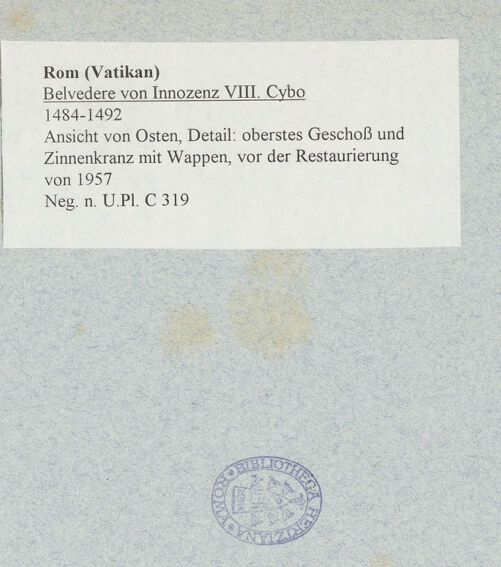 Rückseite von Bibliotheca Hertziana [https://www.deutsche-digitale-bibliothek.de/content/lizenzen/rv-fz/] Belvedere von Innozenz VIII. Cybo - Ansicht von Osten, Detail: oberstes Geschoß und Zinnenkranz mit Wappen, vor der Restaurierung von 1957, bh017312_recto. Foto: Lindner, Paul.