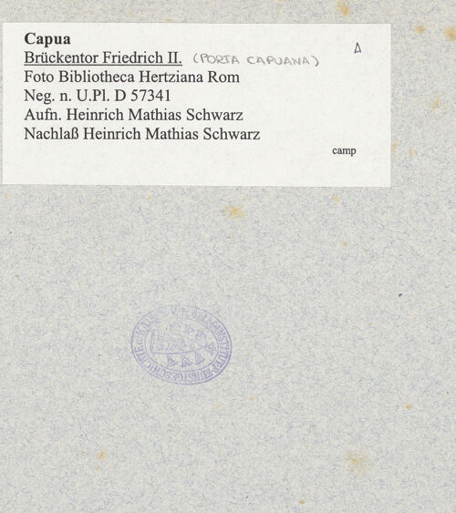 Rückseite von Bibliotheca Hertziana [https://www.deutsche-digitale-bibliothek.de/content/lizenzen/rv-fz/] Arco di Federico II (Porta Capuana) - Ansicht von Süden, bh018938_recto. Foto: Schwarz, Heinrich Mathias.