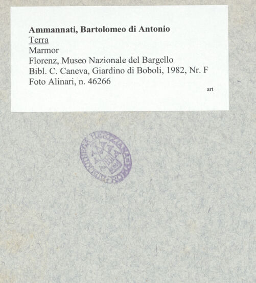 Rückseite von Alinari [https://www.deutsche-digitale-bibliothek.de/content/lizenzen/rv-ez/] "Terra" - Gesamtansicht von vorn, bh019559_recto. Foto.