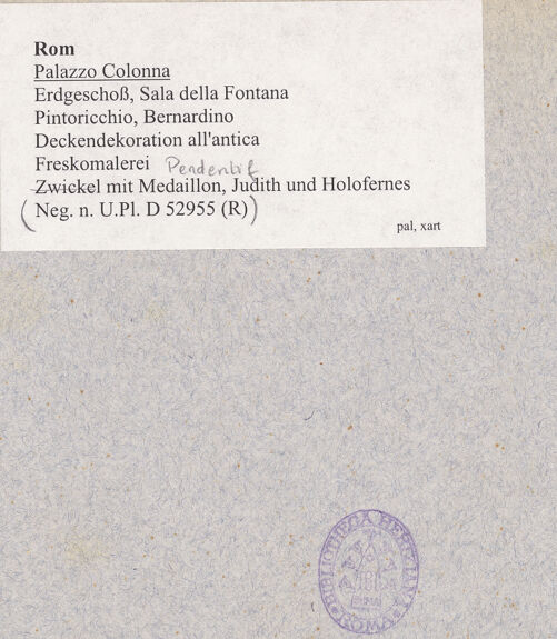 Rückseite von unbekannt [https://www.deutsche-digitale-bibliothek.de/content/lizenzen/rv-fz/] Gewölbedekoration all'anticaJudith mit dem Haupt des Holofernes in Dodekagon zwischen Medaillons mit Szenen des Alten Testaments und Grotesken - Pendentif mit Medaillon, Judith und Holofernes, bh022054_recto. Foto: Sansaini, ?.