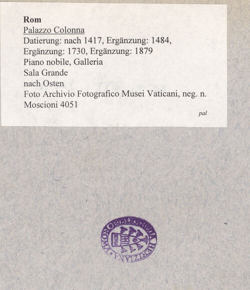 Rückseite von Archivio Fotografico Musei Vaticani [https://www.deutsche-digitale-bibliothek.de/content/lizenzen/rv-ez/] Palazzo ColonnaGalleria ColonnaSala Grande - Raumansicht nach Osten zur Sala della Colonna Bellica, bh022162_recto. Foto: Moscioni, Romualdo.