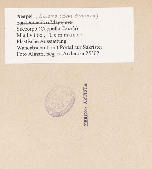 Rückseite von Alinari [https://www.deutsche-digitale-bibliothek.de/content/lizenzen/rv-ez/] DuomoSuccorpo, Confessione di San Gennaro (Cappella Carafa) - Wandabschnitt mit Portal zur Sakristei, bh024481_recto. Foto.