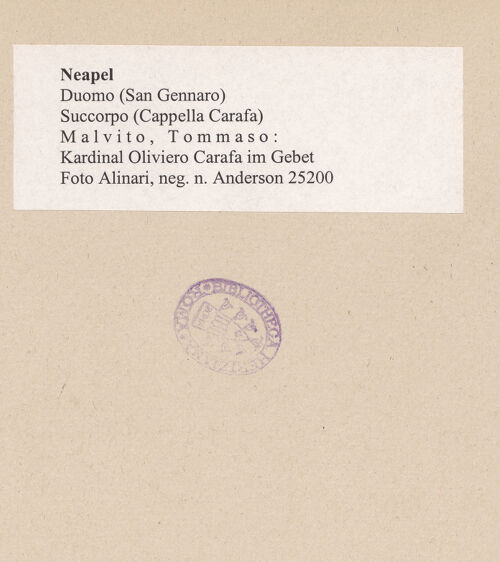 Rückseite von Alinari [https://www.deutsche-digitale-bibliothek.de/content/lizenzen/rv-ez/] Kardinal Oliviero Carafa im Gebet - Seitenansicht von rechts, bh024482_recto. Foto.