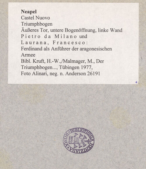 Rückseite von Alinari [https://www.deutsche-digitale-bibliothek.de/content/lizenzen/rv-ez/] Triumphbogen Alfonsos VFerdinand als Anführer der aragonesischen Armee - Gesamtansicht, bh025178_recto. Foto.