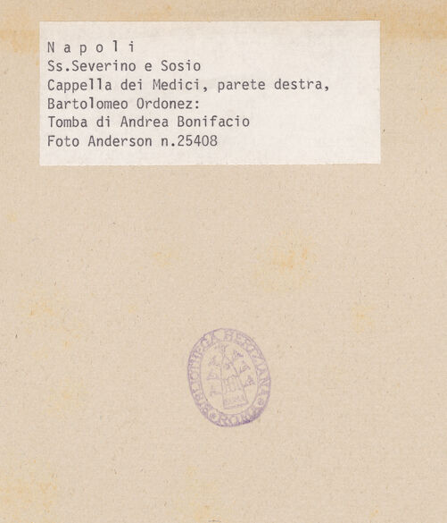 Rückseite von Alinari [https://www.deutsche-digitale-bibliothek.de/content/lizenzen/rv-ez/] Grabmal des Andrea Bonifacio - Gesamtansicht, bh026149_recto. Foto.