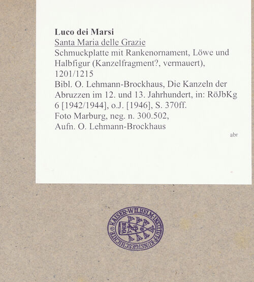 Rückseite von Foto Marburg [https://www.deutsche-digitale-bibliothek.de/content/lizenzen/rv-ez/] Schmuckplatten (Kanzelfragmente?) - Schmuckplatte mit Rankenornament, Löwe und Halbfigur (vermauert), bh029831_recto. Foto: Lehmann-Brockhaus, Otto.