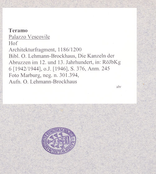 Rückseite von Foto Marburg [https://www.deutsche-digitale-bibliothek.de/content/lizenzen/rv-ez/] Architekturfragmente - Schmuckplatte, bh030355_recto. Foto: Lehmann-Brockhaus, Otto.