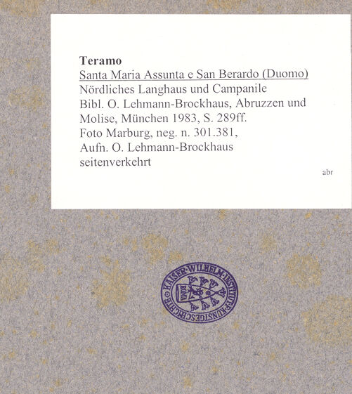Rückseite von Foto Marburg [https://www.deutsche-digitale-bibliothek.de/content/lizenzen/rv-ez/] Santa Maria Assunta e San Berardo - Nördliche Langhauswand und Campanile, bh030356_recto. Foto: Lehmann-Brockhaus, Otto.