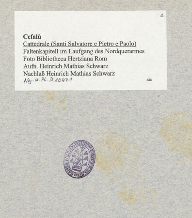 Rückseite von Bibliotheca Hertziana [https://www.deutsche-digitale-bibliothek.de/content/lizenzen/rv-fz/] Kapitelle des LaufgangsKapitell im Laufgang des Südquerarmes, Westarkade - Faltenkapitell, bh031903_recto. Foto: Schwarz, Heinrich Mathias.