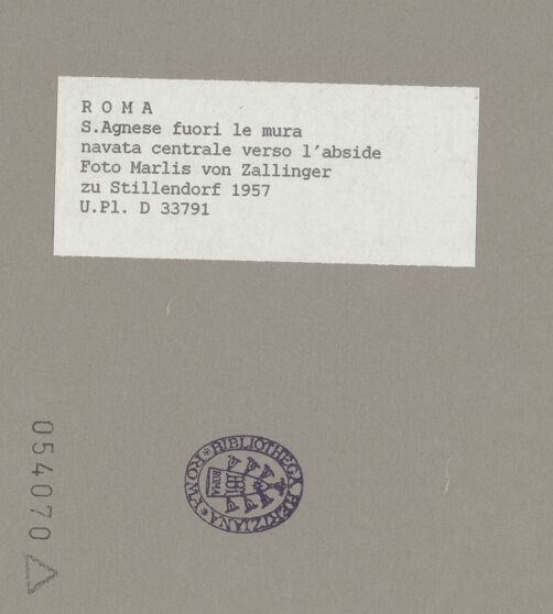 Rückseite von Bibliotheca Hertziana [http://creativecommons.org/licenses/by-nc-sa/4.0/] Sant'Agnese fuori le MuraInnenraumMittelschiff - Schrägsicht ins Mittelschiff gen Apsis von der rechten Empore aus, bh054070_recto. Foto: Zallinger zu Stillendorf, Marlies von.