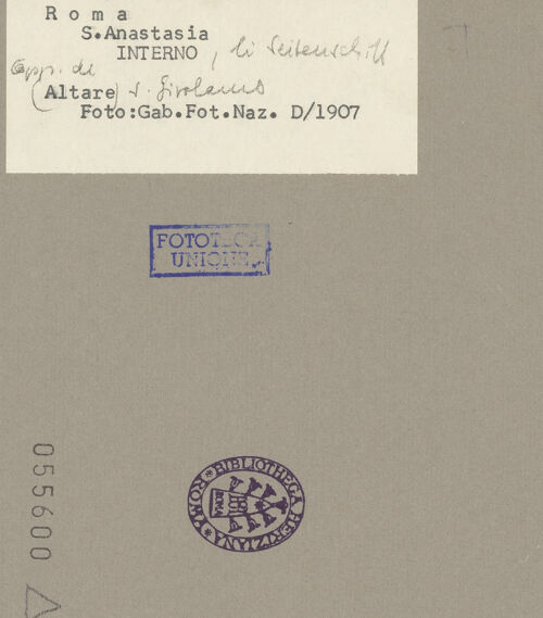 Rückseite von ICCD [https://www.deutsche-digitale-bibliothek.de/content/lizenzen/rv-ez/] Altarziborium mit antiken Kapitellen und Resten cosmatesken Mosaiks - Frontalansicht, bh055600_recto. Foto.