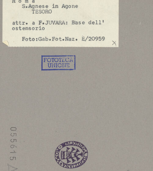 Rückseite von ICCD [https://www.deutsche-digitale-bibliothek.de/content/lizenzen/rv-ez/] Basis des verschollenen Ostensoriums der heiligen Agnes - Seitenansicht: Putten, Cherubim und Medaillon mit Lamm und Palmzweig, bh055615_recto. Foto.