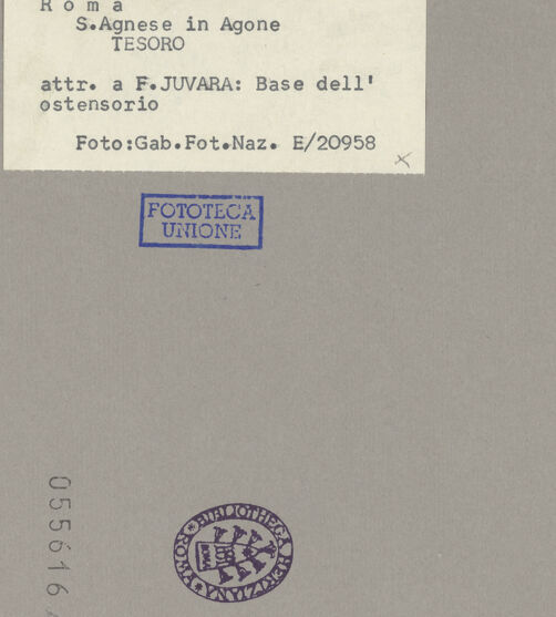 Rückseite von ICCD [https://www.deutsche-digitale-bibliothek.de/content/lizenzen/rv-ez/] Basis des verschollenen Ostensoriums der heiligen Agnes - Seitenansicht: Putten, Cherubim und Medaillon mit Lamm und Palmzweig, bh055616_recto. Foto.