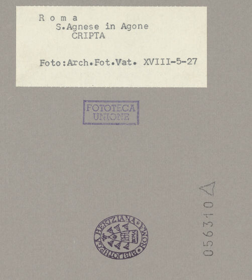 Rückseite von Musei Vaticani [https://www.deutsche-digitale-bibliothek.de/content/lizenzen/rv-ez/] Sant'Agnese in AgoneUnterkirche - Zweischiffige Halle, Blick Richtung Pfeiler und Eingang, bh056310_recto. Foto.