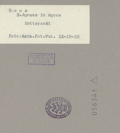 Rückseite von Musei Vaticani [https://www.deutsche-digitale-bibliothek.de/content/lizenzen/rv-ez/] Sant'Agnese in AgoneUnterkirche - Rechteckraum mit ionischen Säulen, größerer Raumabschnitt Richtung Altar, bh056341_recto. Foto.