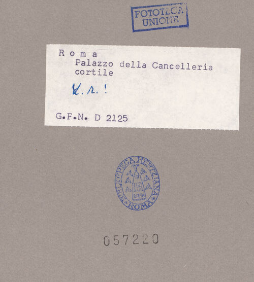 Rückseite von ICCD [https://www.deutsche-digitale-bibliothek.de/content/lizenzen/rv-ez/] Palazzo della Cancelleria - Nordflügel, Arkadengang, von Osten, bh057220_recto. Foto.