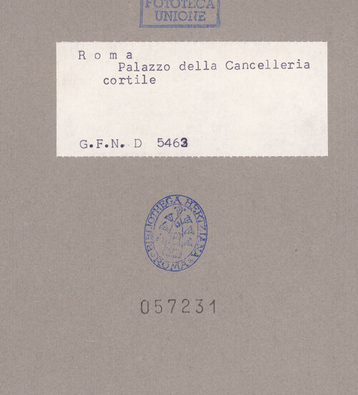 Rückseite von ICCD [https://www.deutsche-digitale-bibliothek.de/content/lizenzen/rv-ez/] Palazzo della Cancelleria - Erstes Obergeschoss, Arkaden, bh057231_recto. Foto.