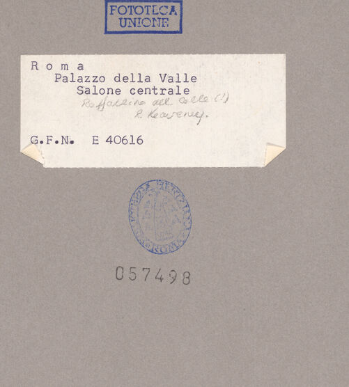 Rückseite von ICCD (GFN) [https://www.deutsche-digitale-bibliothek.de/content/lizenzen/rv-ez/] Palazzo della ValleSalone - Innenansicht zur Saalecke und zum Kamin, bh057498_recto. Foto.