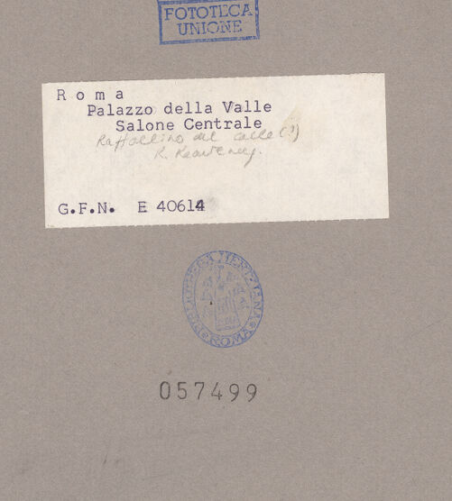 Rückseite von ICCD (GFN) [https://www.deutsche-digitale-bibliothek.de/content/lizenzen/rv-ez/] Palazzo della ValleSalone - Innenansicht: Saalecke und Kamin, bh057499_recto. Foto.