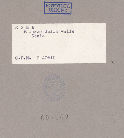 Rückseite von ICCD (GFN) [https://www.deutsche-digitale-bibliothek.de/content/lizenzen/rv-ez/] Palazzo della Valle - Treppenabsatz Piano nobile, bh057549_recto. Foto.