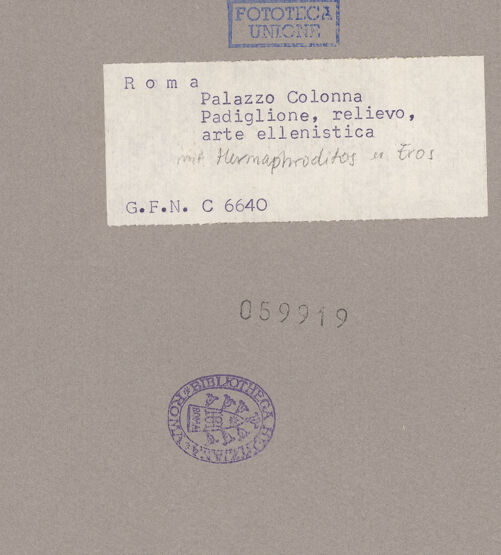 Rückseite von ICCD [https://www.deutsche-digitale-bibliothek.de/content/lizenzen/rv-ez/] Palazzo ColonnaCoffee House - Hellenistisches Relief mit Hermaphroditos und Eros, bh059919_recto. Foto.