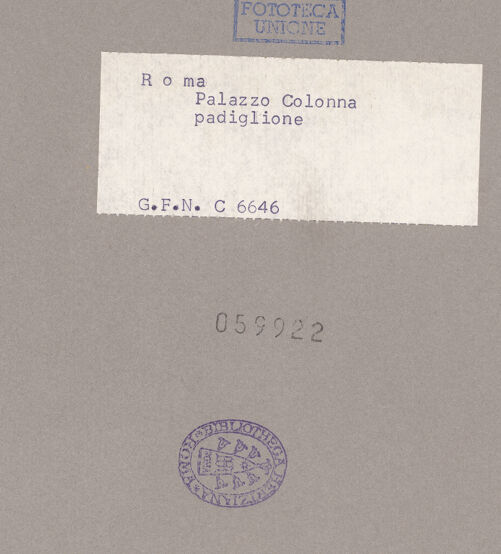 Rückseite von ICCD [https://www.deutsche-digitale-bibliothek.de/content/lizenzen/rv-ez/] Palazzo ColonnaCoffee House - Detail: Supraporta des Padiglione, bh059922_recto. Foto.