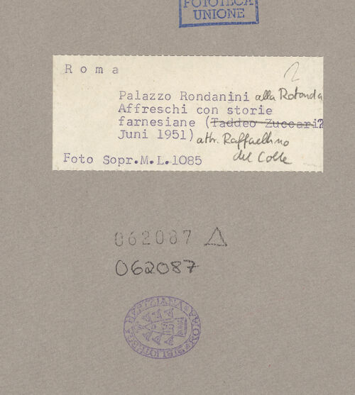 Rückseite von Fototeca dell'Unione Internazionale presso l'American Academy in Rome [https://www.deutsche-digitale-bibliothek.de/content/lizenzen/rv-ez/] Szenen aus dem Leben von Papst Paul III.Papst Paul III. krönt einen Farnese-Prinzen (entweder seinen Sohn Pierluigi oder den Neffen Ottavio), Allegorien von Fama und Gloria - linke Hälfte der Westwand mit zerstörtem Fresko einer unkenntlichen Allegorie, bh062087_recto. Foto.