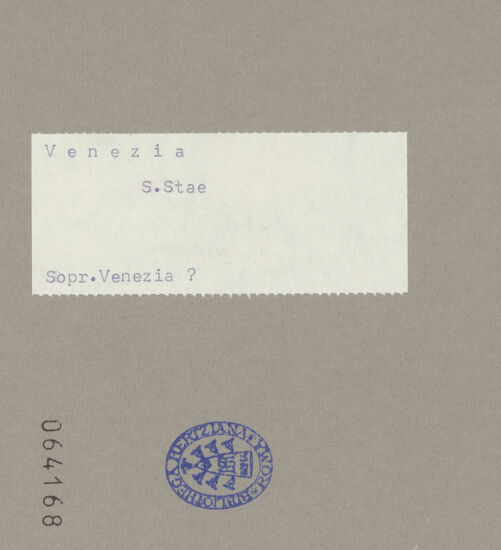 Rückseite von Sopr. Venezia [https://www.deutsche-digitale-bibliothek.de/content/lizenzen/rv-ez/] Giebelskultpturen: Christus, Fides und Spes Spes  - Gesamtansicht, seitlich , bh064168_recto. Foto.