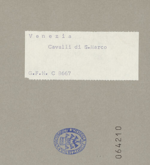 Rückseite von ICCD [https://www.deutsche-digitale-bibliothek.de/content/lizenzen/rv-ez/] Quadriga, sog. Pferde von San Marco (Cavalli di San Marco) - Die Pferde im Palazzo Venezia, Rom (1915/1918), bh064210_recto. Foto.