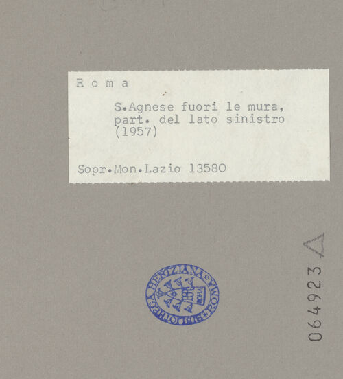 Rückseite von Sopr.Mon.Lazio [https://www.deutsche-digitale-bibliothek.de/content/lizenzen/rv-ez/] Sant'Agnese fuori le Muralinke Flanke (Nordfassade) - Detail, während der Restaurierung im Jahr 1957, bh064923_recto. Foto.