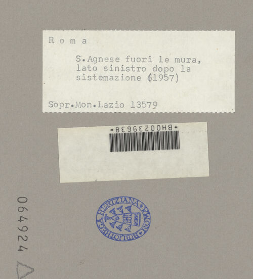 Rückseite von Sopr.Mon.Lazio [https://www.deutsche-digitale-bibliothek.de/content/lizenzen/rv-ez/] Sant'Agnese fuori le Muralinke Flanke (Nordfassade) - linke Außenflanke nach der Restaurierung von 1957, bh064924_recto. Foto.