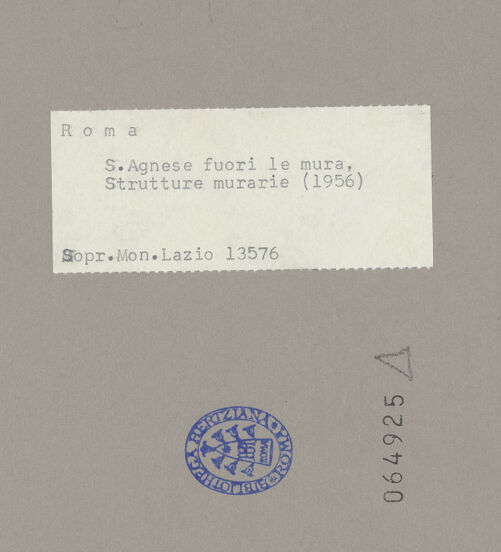 Rückseite von Sopr.Mon.Lazio [https://www.deutsche-digitale-bibliothek.de/content/lizenzen/rv-ez/] Sant'Agnese fuori le Mura - Mauerstruktur am Außenbau, bh064925_recto. Foto.