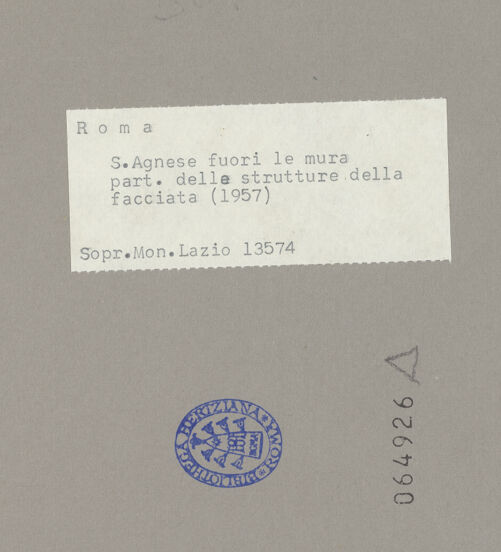 Rückseite von Sopr.Mon.Lazio [https://www.deutsche-digitale-bibliothek.de/content/lizenzen/rv-ez/] Sant'Agnese fuori le MuraFassade - Detail: während der Restaurierung 1957, bh064926_recto. Foto.