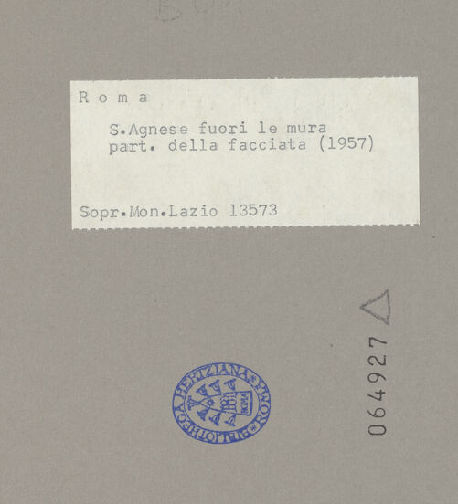 Rückseite von Sopr.Mon.Lazio [https://www.deutsche-digitale-bibliothek.de/content/lizenzen/rv-ez/] Sant'Agnese fuori le MuraFassade - Detail: während der Restaurierung 1957, bh064927_recto. Foto.