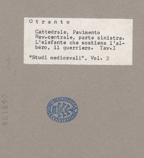 Rückseite von unbekannt [https://www.deutsche-digitale-bibliothek.de/content/lizenzen/rv-fz/] Fußbodenmosaik des Mittelschiffes (Lebensbaum, Alexander der Große, der Turm von Babel, Geschichte des Noah, Monatsarbeiten, der Sündenfall, Abel und Kain, König Artus) - Westlicher Teil, linke Seite, Detail: Kämpfer, bh068196_recto. Foto.