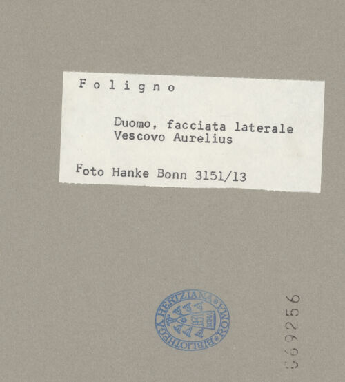 Rückseite von Hanke (Bonn) [https://www.deutsche-digitale-bibliothek.de/content/lizenzen/rv-ez/] SeitenportalSegnende Bischofsfigur (angeblich der Auftraggeber Anselm, Bischof von Foligno und Nocera) - Gesamtansicht, bh069256_recto. Foto: Hanke, Heinz.