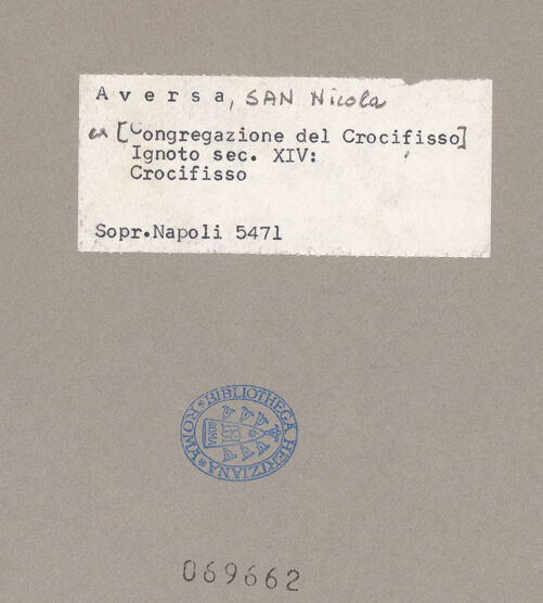 Rückseite von Sopr. BAS NA [https://www.deutsche-digitale-bibliothek.de/content/lizenzen/rv-ez/] Altarkreuz - Frontalansicht, bh069662_recto. Foto.