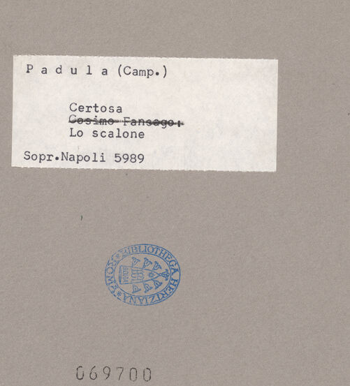 Rückseite von Sopr. BAS NA [https://www.deutsche-digitale-bibliothek.de/content/lizenzen/rv-ez/] Certosa di San Lorenzo - Blick vom ersten Absatz ins Treppenhaus, bh069700_recto. Foto.