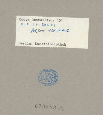 Rückseite von Kunstbibliothek [https://www.deutsche-digitale-bibliothek.de/content/lizenzen/rv-ez/] Codex Destailleur DVilla Lante: Fassade und Grundrisse von Gebäude und Hofumfassung - oberes Teilblatt, bh070248_recto. Foto.