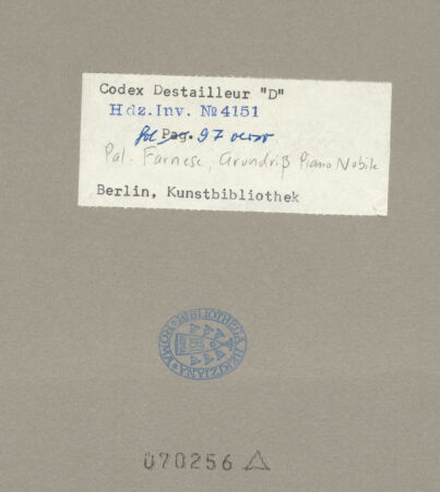 Rückseite von Kunstbibliothek [https://www.deutsche-digitale-bibliothek.de/content/lizenzen/rv-ez/] Codex Destailleur DPalazzo Farnese: Grundriss des Obergeschosses und Maßskizze zum Treppenprofil - Gesamtansicht, bh070256_recto. Foto.