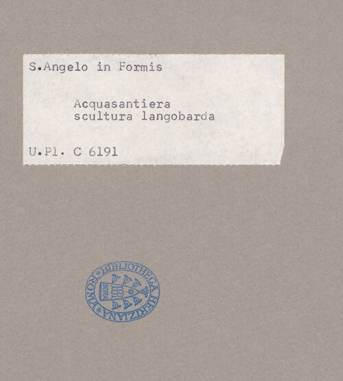 Rückseite von Bibliotheca Hertziana [https://www.deutsche-digitale-bibliothek.de/content/lizenzen/rv-fz/] Weihwasserbecken mit Carafa-Wappen (umgearbeiteter römischer Grabaltar) - Linke Seite, Gesamtansicht, bh070386_recto. Foto.