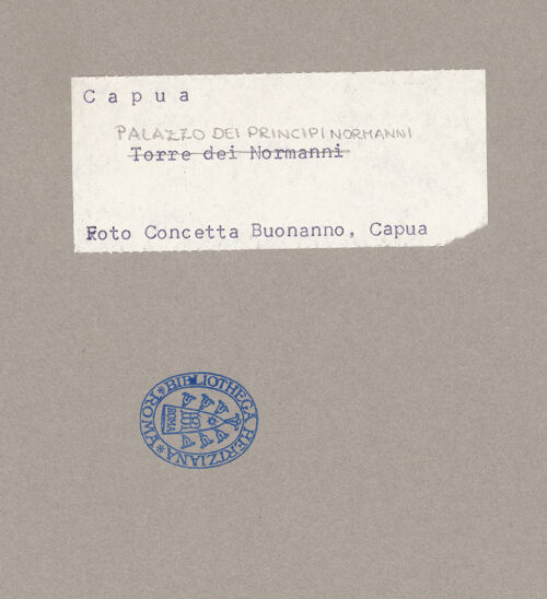 Rückseite von Buonanno, Concetta [https://www.deutsche-digitale-bibliothek.de/content/lizenzen/rv-ez/] Palazzo dei Principi Normanni - Teilansicht, bh071780_recto. Foto: Buonanno, Concetta (Capua).