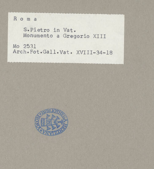 Rückseite von Musei Vaticani Archivio Fotografico [https://www.deutsche-digitale-bibliothek.de/content/lizenzen/rv-ez/] Grabmonument Papst Gregor XIII. - Ansicht von links, bh073037_recto. Foto: Moscioni, Romualdo.